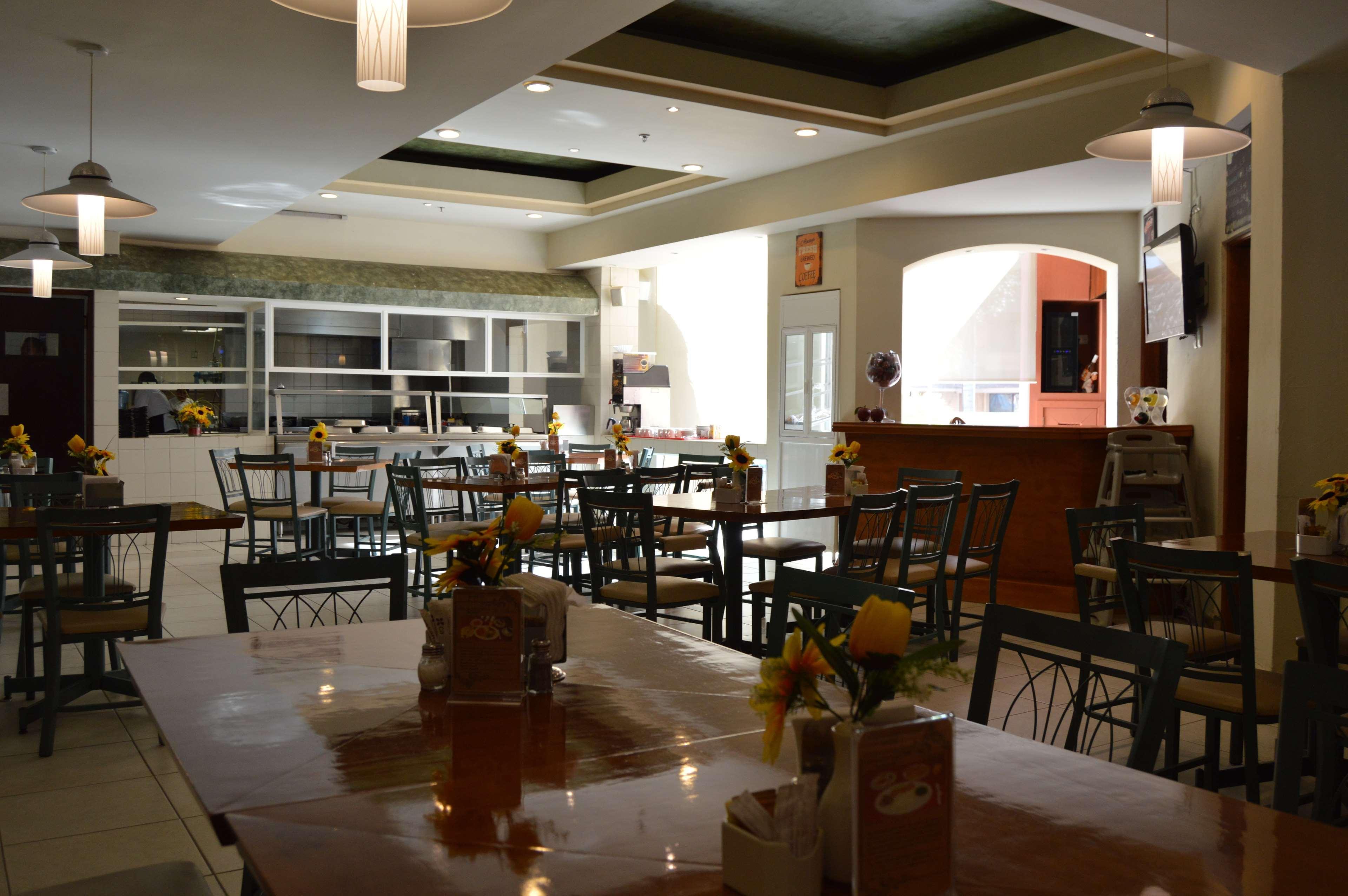 Best Western Bazarell Inn Montemorelos Екстер'єр фото