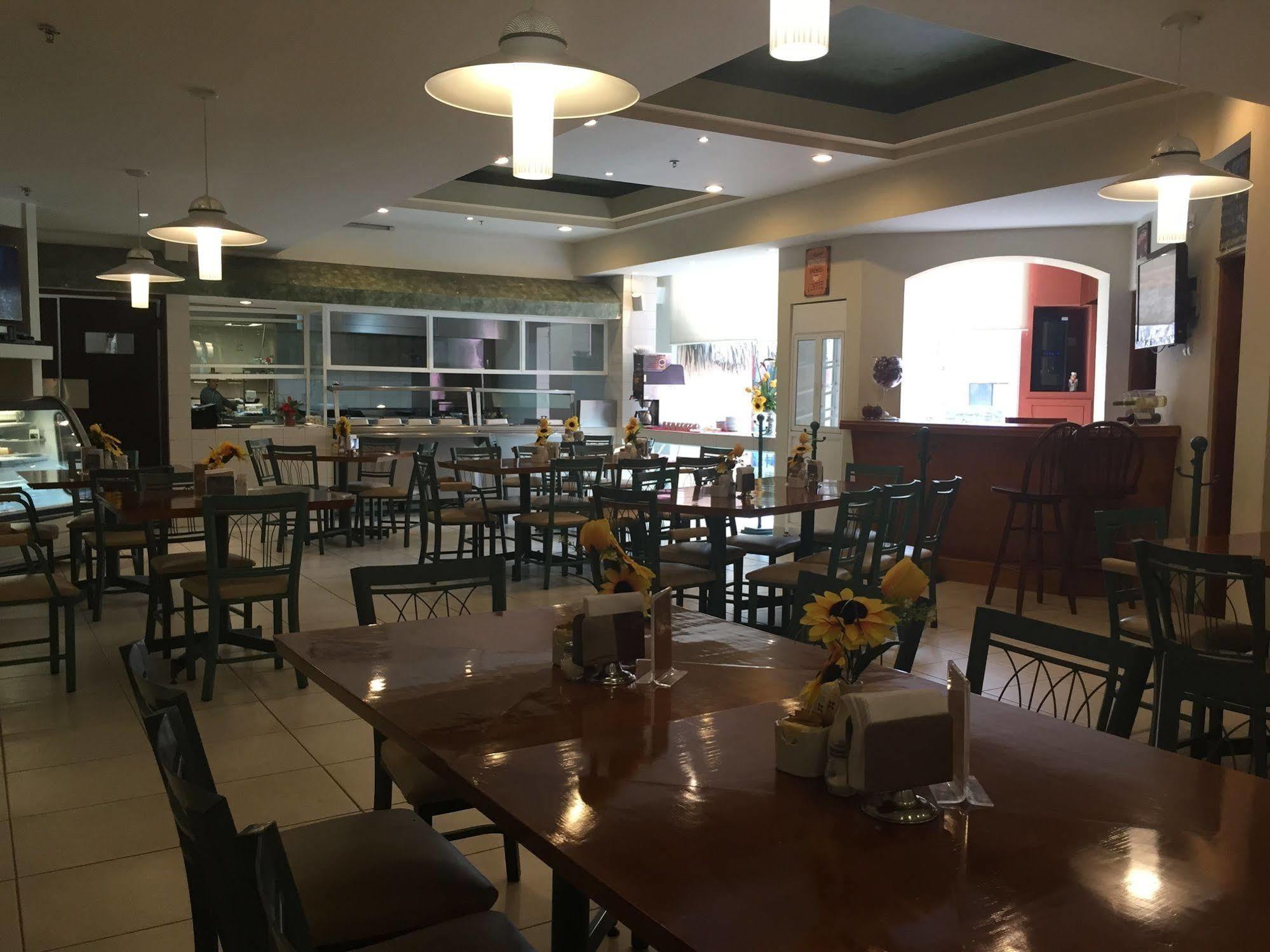 Best Western Bazarell Inn Montemorelos Екстер'єр фото