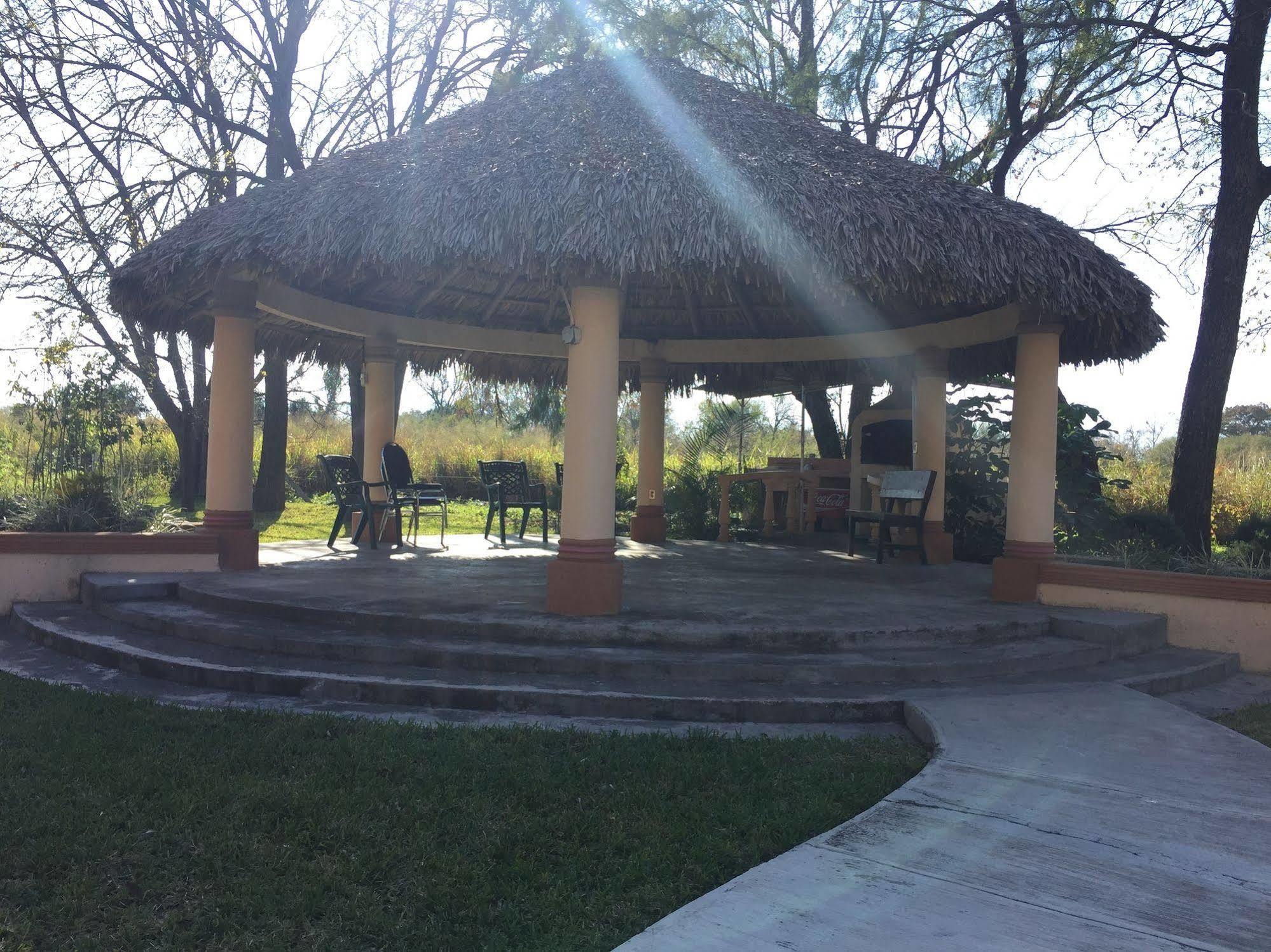 Best Western Bazarell Inn Montemorelos Екстер'єр фото